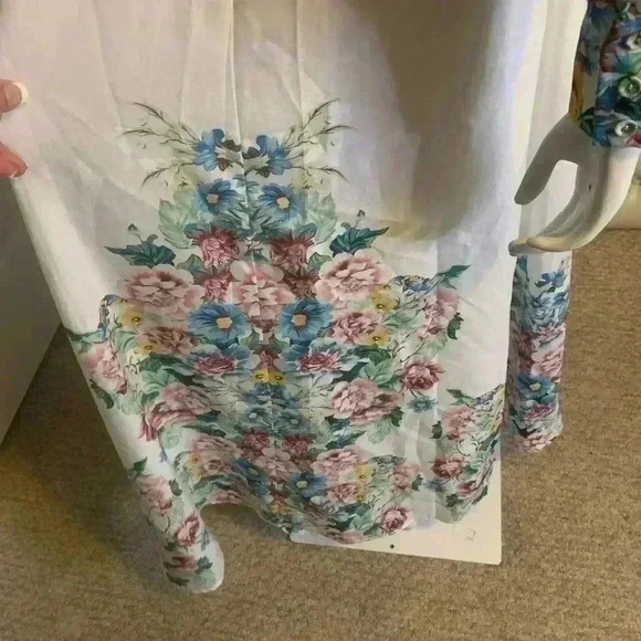CUTELY COVERED MAXI FLORAL DRESS SIZE MEDIUM.  D9 - Picture 8 of 16